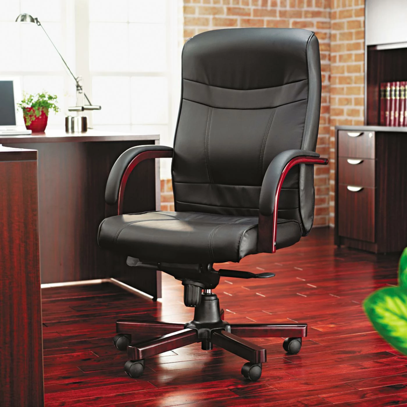 Brand new 😉 Executive Chairs Alera Madaris Series High-Back Knee Tilt Leather Chair - Black/Mahogany 😉 7 Brand new 😉 Executive Chairs Alera Madaris Series High-Back Knee Tilt Leather Chair - Black/Mahogany 😉 - Image 5